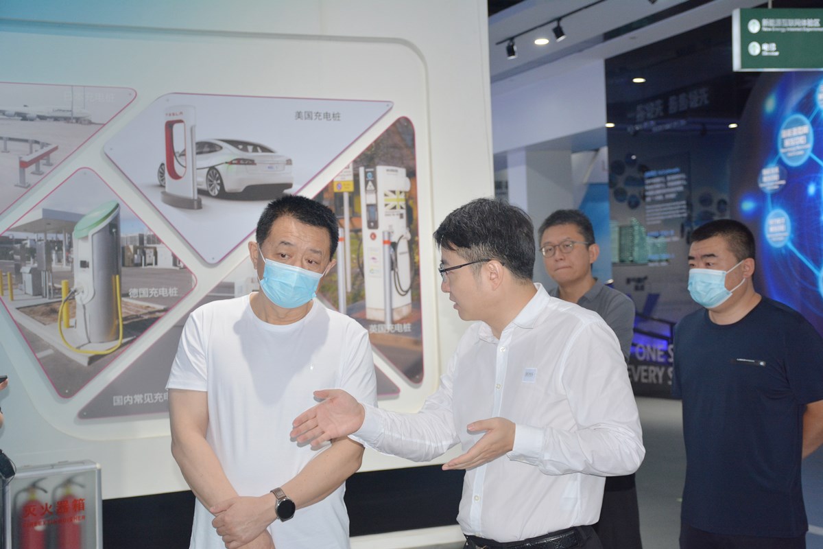 乌鲁木齐市政环卫集团董事长梁大为一行来特来电参观交流