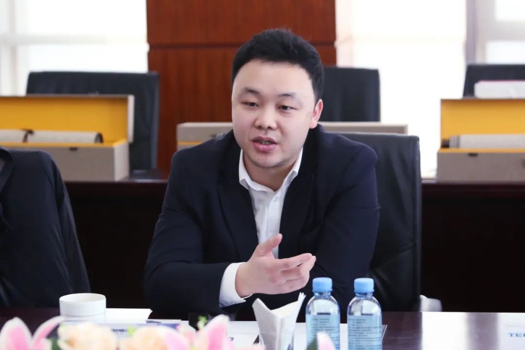 东旭集团执行副总裁宋亚滨,特来电总裁郭永光,副总裁李剑波出席签约