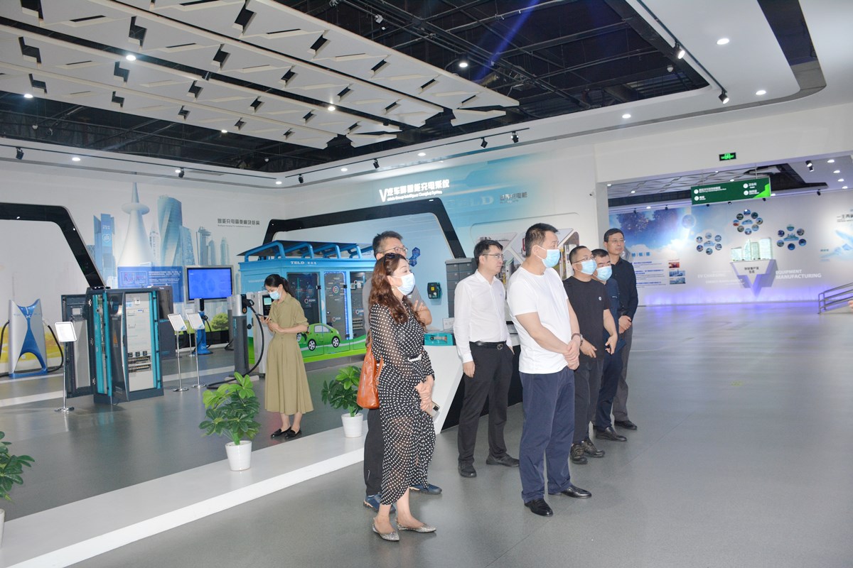 乌鲁木齐市政环卫集团董事长梁大为一行来特来电参观交流